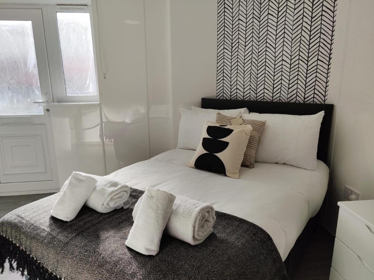 Double Ensuite Rooms Swansea Exterior photo