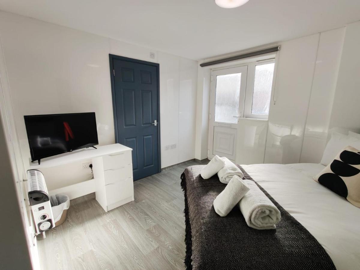 Double Ensuite Rooms Swansea Exterior photo